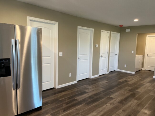 Building Photo - 118 W Cedar Ln