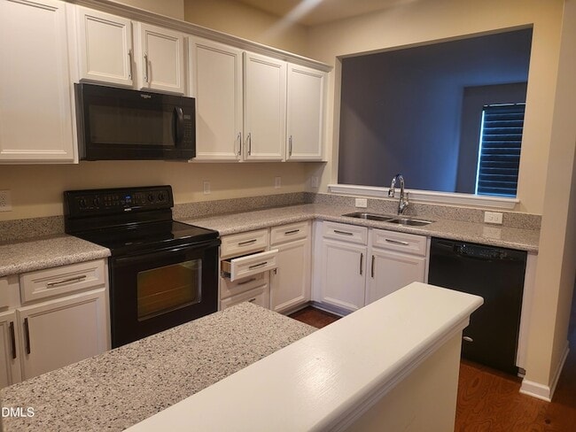 Building Photo - 100 Stratford Lakes Dr