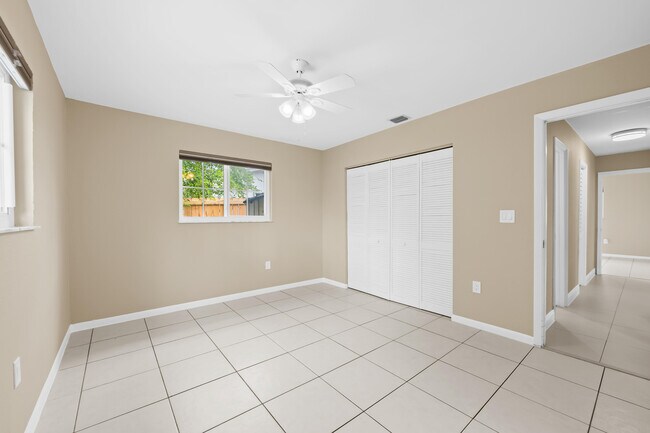 Building Photo - 313 SE 4th Terrace