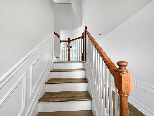 Building Photo - 2425 Fairlie Dr