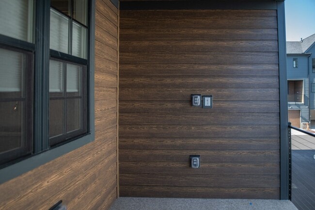 Building Photo - 2 BR 2.5 BA- Downtown Greenville Townhome- FOR RENT