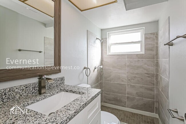 Building Photo - 3 Bed - 2 Bath Cozy Living in the Heart of...