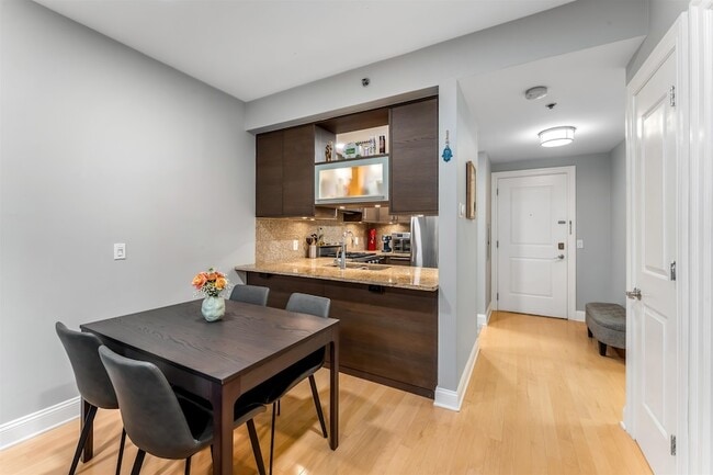 Building Photo - 10 Regent St