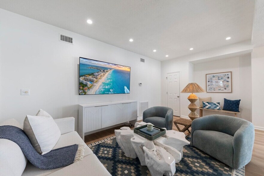 Building Photo - 169 Pompano St