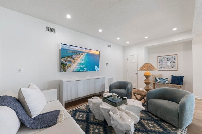 Building Photo - 169 Pompano St