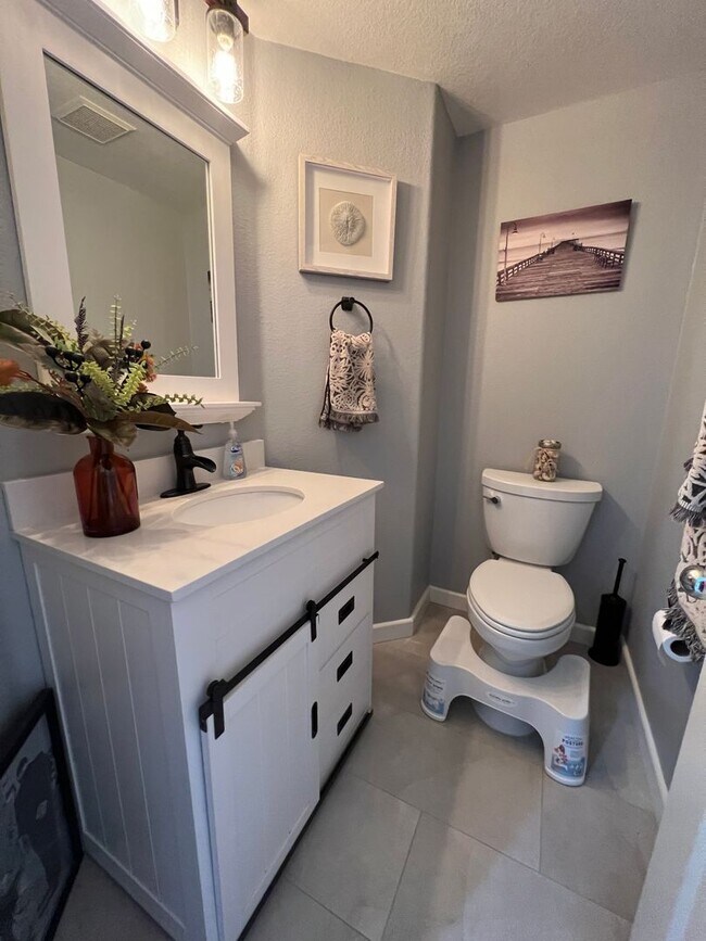 Building Photo - Gorgeous Townhome near Downtown Ventura & Beaches