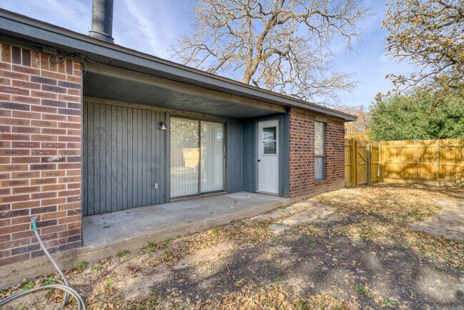 Building Photo - 1308 Hardwood Ln