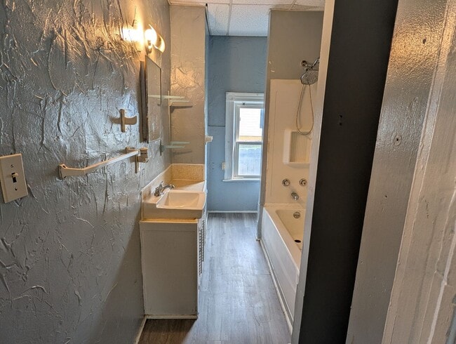 Building Photo - Spacious 1st floor apartment