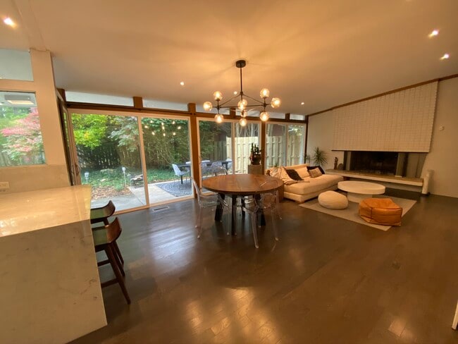 Building Photo - 2104 Zuppke Dr