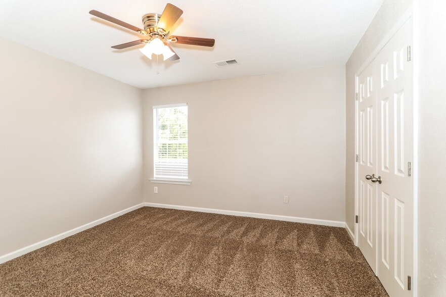 Building Photo - 10222 Green Moss Dr N