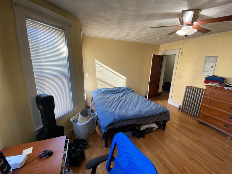 Building Photo - 221 Holland St