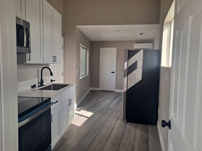 Building Photo - upstairs studio lots of natural lite