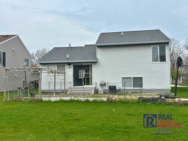Building Photo - Three Bed, Two Bath Furnished Home Availab...