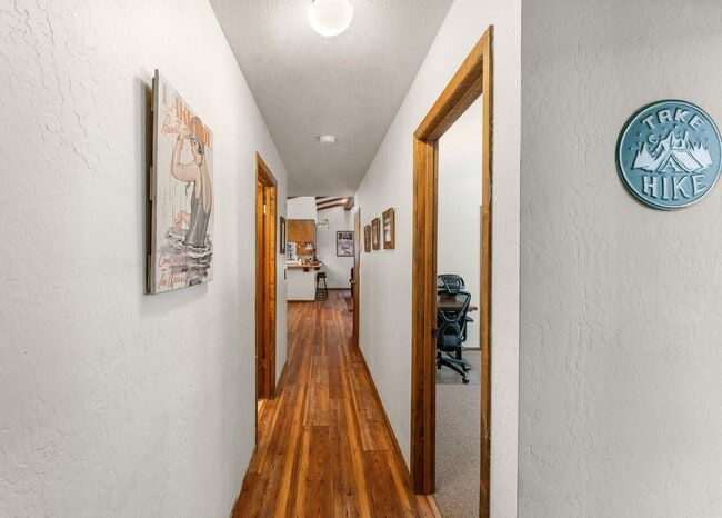 Building Photo - SKI LEASE: Ranch Home with Garage & Gas Fireplace!