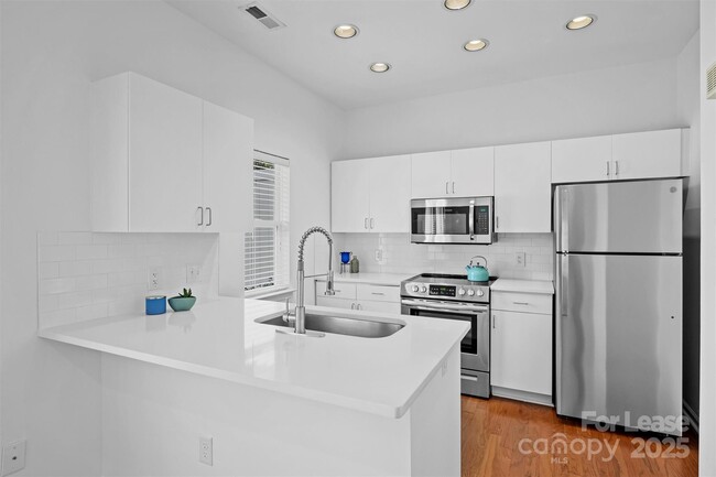 Building Photo - 2252 Vision Dr