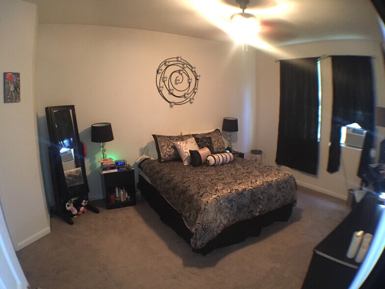 Master bedroom - 2850 Kansas Dr Unit D