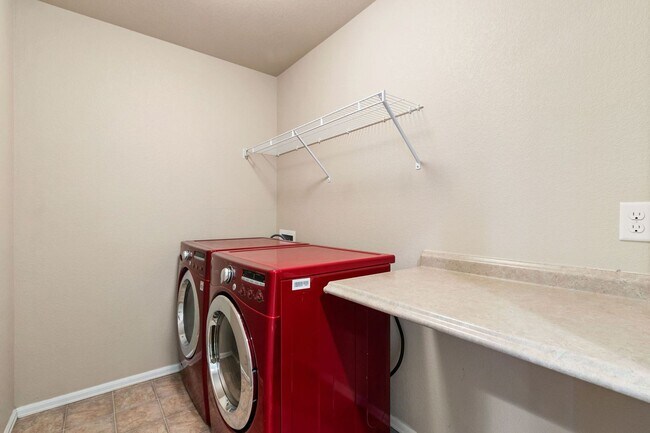 Building Photo - 3 Bedroom, 4 Bathroom, 2-Car Garage in Rig...