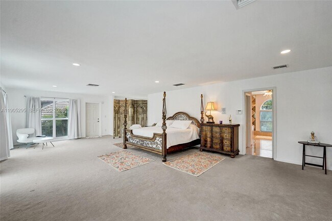 Building Photo - 2889 NE 35th St