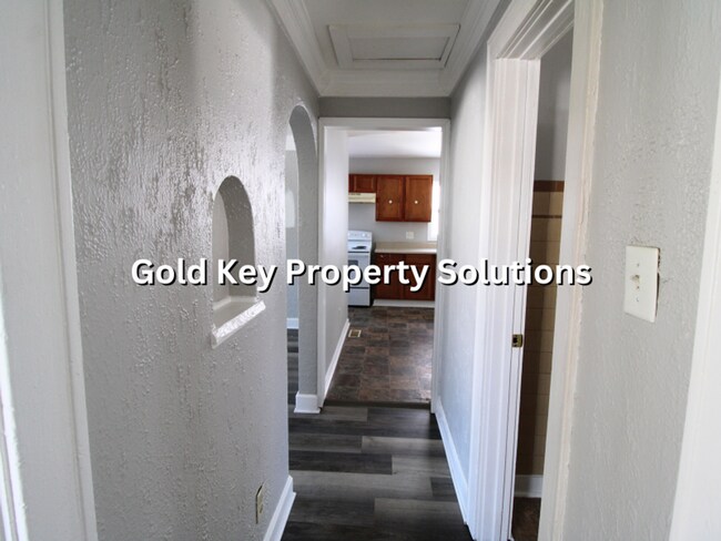 Building Photo - Roomy 3 BR 1 BA House with 2 Covered Porches and Garage (SECTION 8 APPROVED)