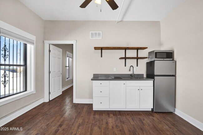 Building Photo - 5753 W Glendale Ave