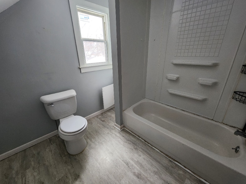 Building Photo - 1119 Lake St