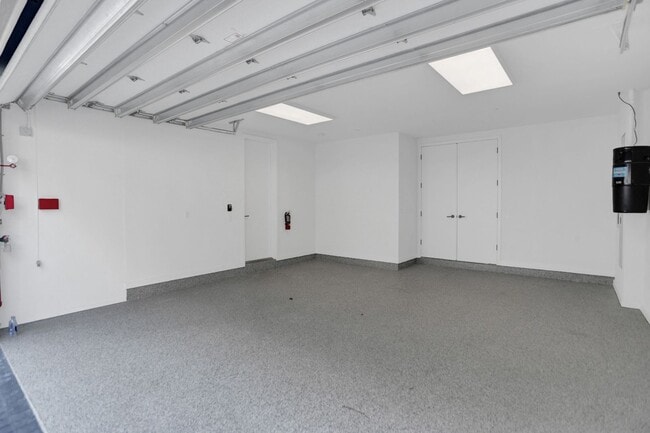 Building Photo - Gorgeous New Townhouse on the Beach