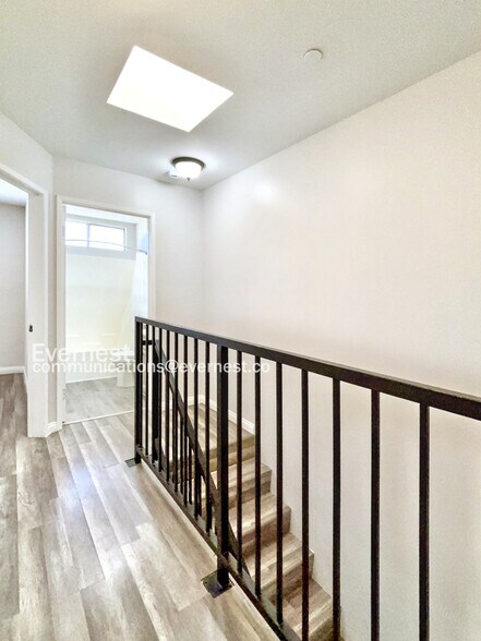 Building Photo - 522 Serrano Ave