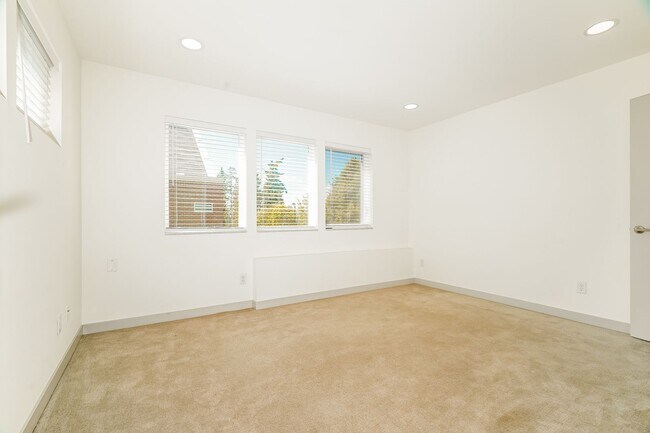 Building Photo - Airy 2-Bed Townhome with Private Rooftop &...