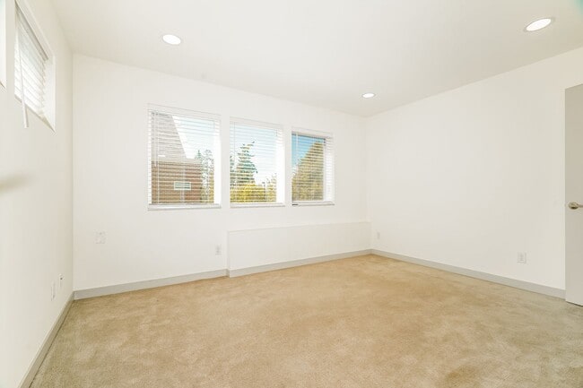 Building Photo - Sleek 2-Bed Townhome with Rooftop Deck & A...