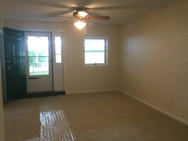 Building Photo - Country House on 1 Acre