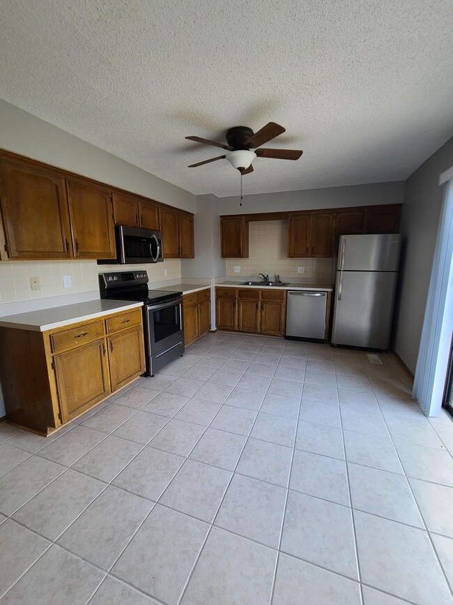 Building Photo - 2 Bedroom 1.5 Bath Townhome