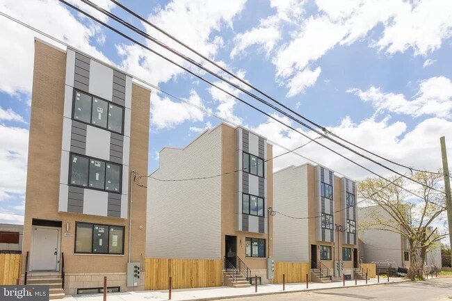 Building Photo - 2021 N Randolph St