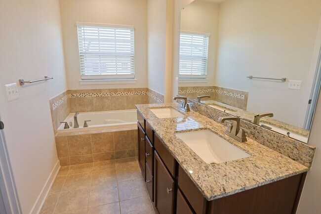Building Photo - Welcome home to this move-in ready end uni...