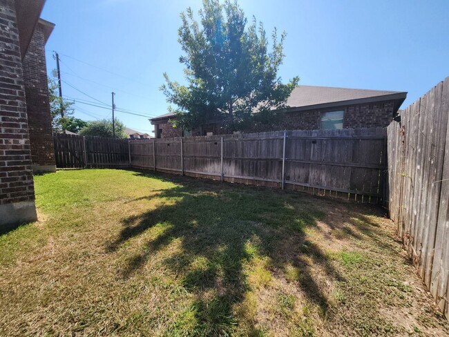 Building Photo - 3/2.5/2 Duplex / Minutes from Downtown NB & Creekside Shopping & Restaurants / Fenced in Yard /CISD