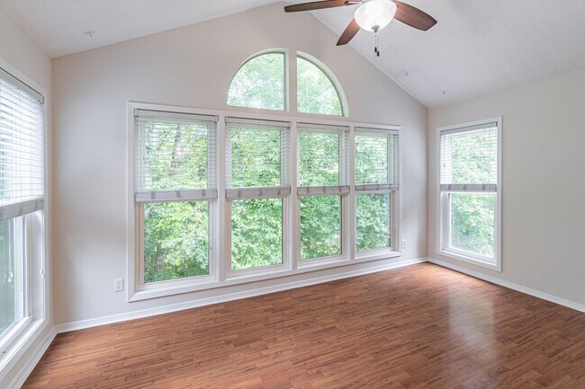 Building Photo - Welcome to this charming 2 bedroom, 2 bath...