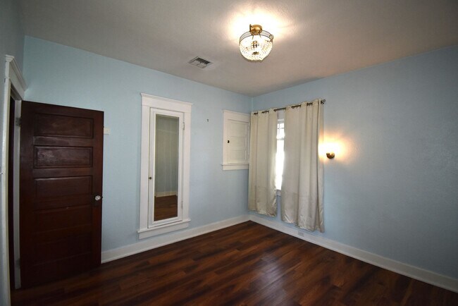 Building Photo - Beautiful Unique Home in Downtown Lebanon!