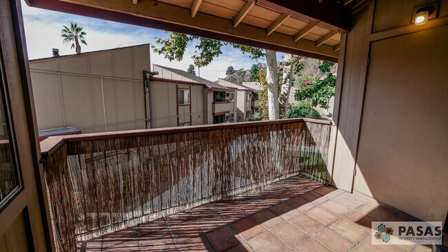 Building Photo - 2nd Floor 3 bed/2 bath Condo!