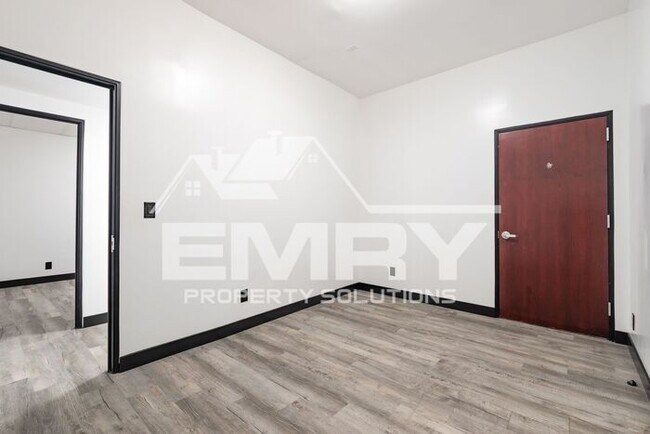 Building Photo - 942 S Gerhart Ave