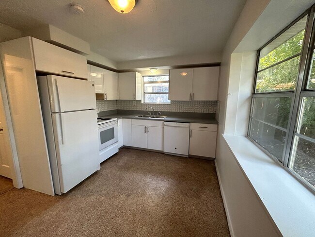 Building Photo - 760 Greenway Pl