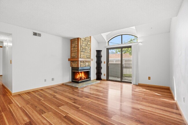 Building Photo - $1,695.95 - 2 Bed, 2 Bath Condo in Aurora with Central AC, and In Unit Laundry!