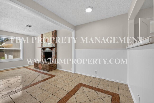 Building Photo - 2358 Norwood Dr