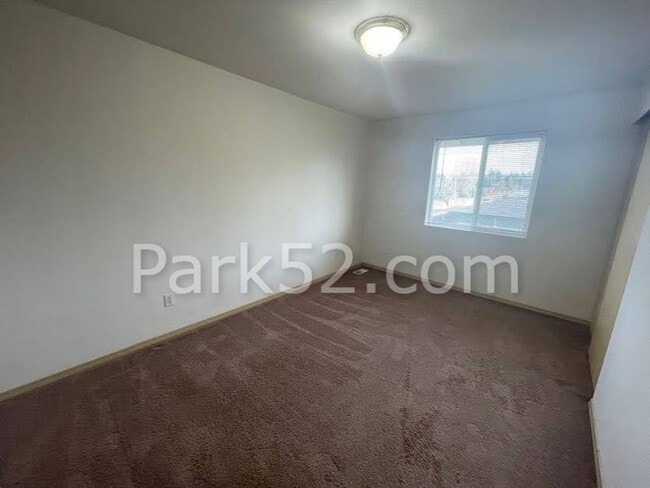 Building Photo - 4 Bedroom 2.5 Bathroom Single Family Home in Tacoma!