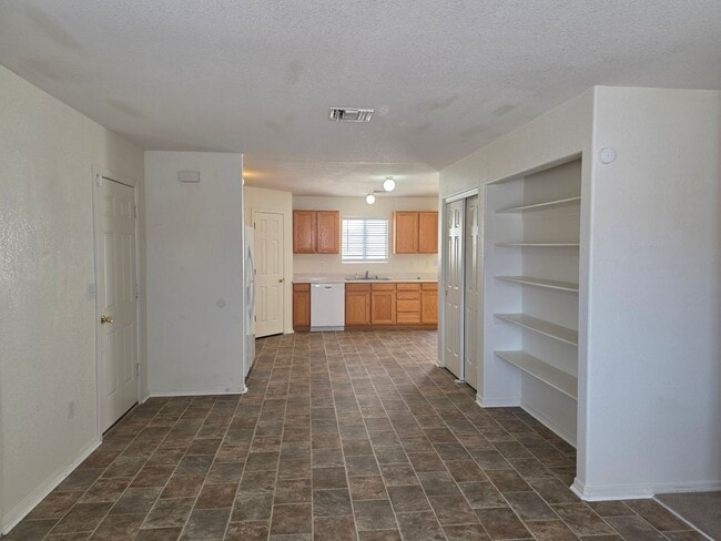 Building Photo - 3 Bed/2 bath home located in desirable Holiday Shores, Bullhead City AZ.