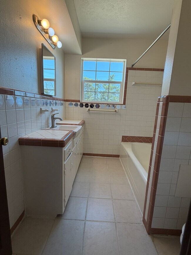 Building Photo - 84 SW 45th St