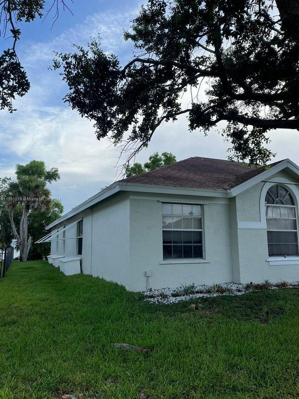 Building Photo - 1037 SW 149th Ln