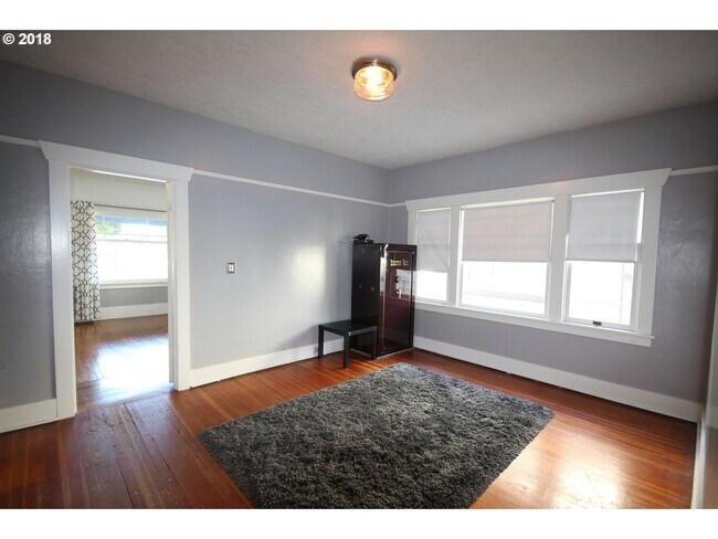 Building Photo - 3312 SE 23rd Ave