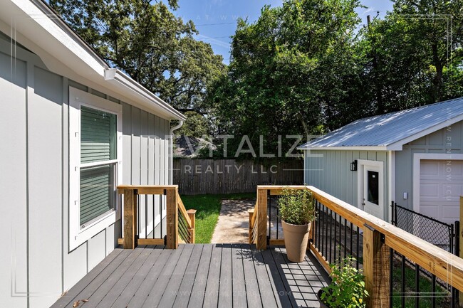 Building Photo - Gorgeous Spring Hill Home!