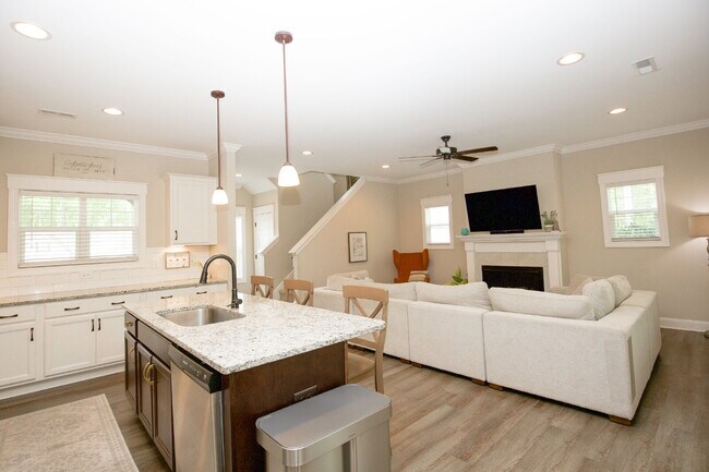 Building Photo - "Charming 4-Bedroom Retreat with Fireplace and 3 Full Baths in Aberdeen!"