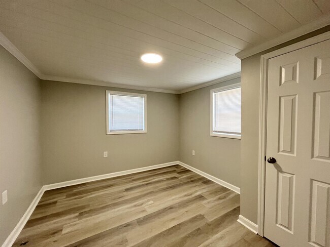 Building Photo - 871 W 11th St