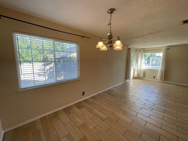 Building Photo - Charming 3-Bedroom Home with Fresh Interio...